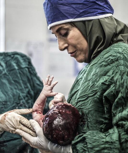 نوزاد تازه به‌دنیا آمده در آغوش فاطمه معتمدآریا/ آخرین عکس و خبر از «مجبوریم»