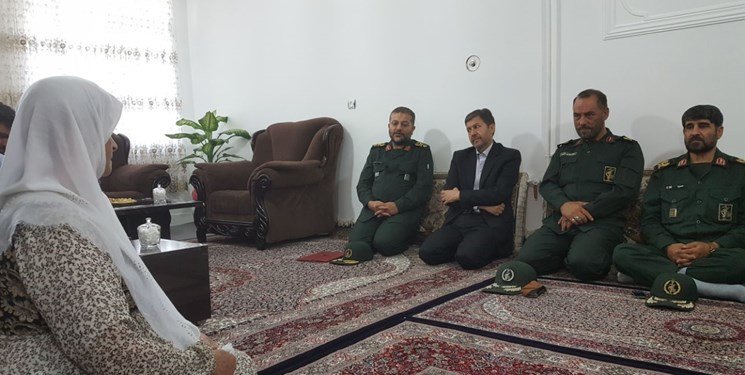 دیدار سردار سلیمانی با خانواده پیشمرگ مسلمان کُرد +عکس