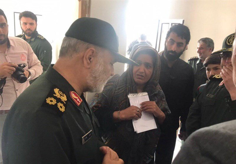 چند تصویر از حضور فرمانده کل سپاه در جمع زلزله‌زدگان