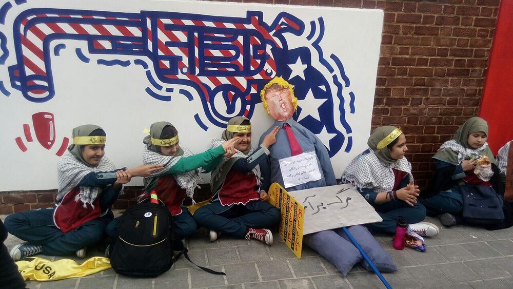 واکس رایگان روی پرچم آمریکا/بنری که نوید بازداشت «رجوی» را می‌داد