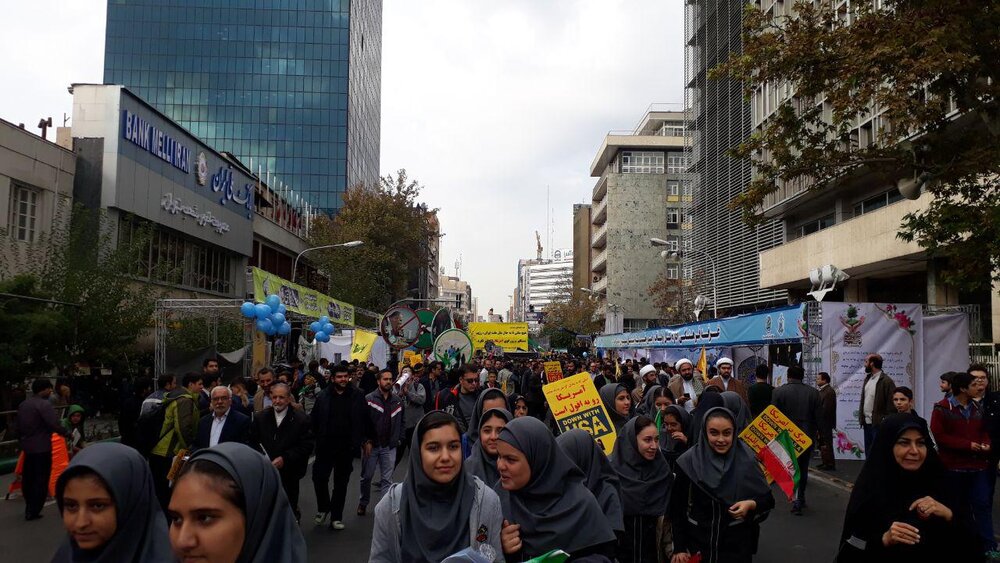 واکس رایگان روی پرچم آمریکا/بنری که نوید بازداشت «رجوی» را می‌داد