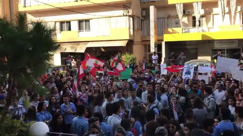 پیشنهاد حزب الله به معترضان پذیرفتن دولت تکنوکرات/توضیح فواد سنیوره درباره صرف ۱۱ میلیارد دلار