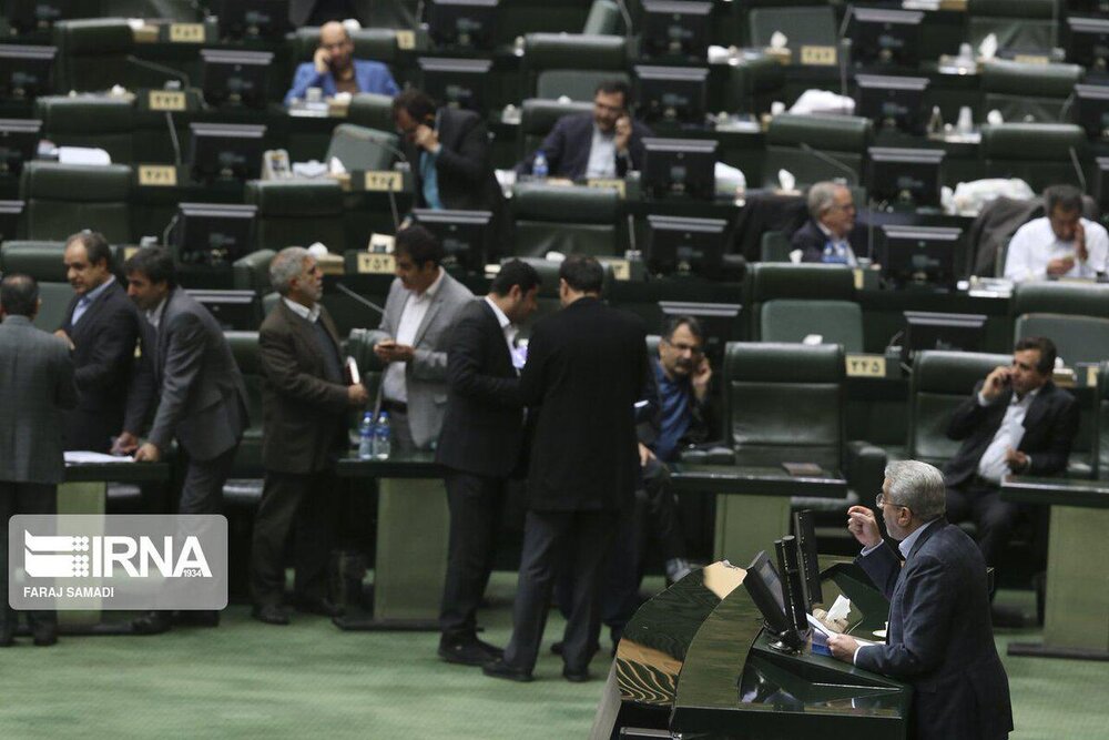 یک عکس تاسف برانگیز؛ این نمایندگان مجلس مشغول چه کاری هستند؟