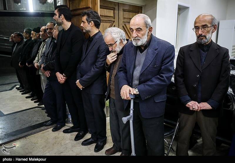 عکس| حسین شریعتمداری عصا به دست شد