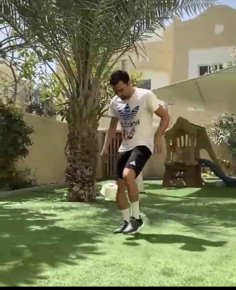 اسطوره بارسا هم به چالش روپایی با دستمال توالت پیوست/ عکس