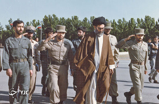تصویری کمتر دیده شده از فرمانده بی‌نظیر دوران جنگ تحمیلی در کنار رهبر انقلاب