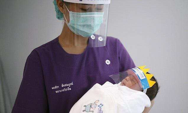 تصاویر| نوزادانی که دنیا را از پشت ماسک‌ها می‌بینند