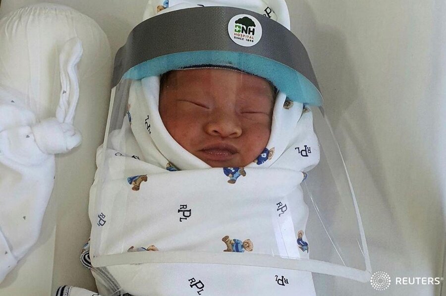 تصاویر| نوزادانی که دنیا را از پشت ماسک‌ها می‌بینند