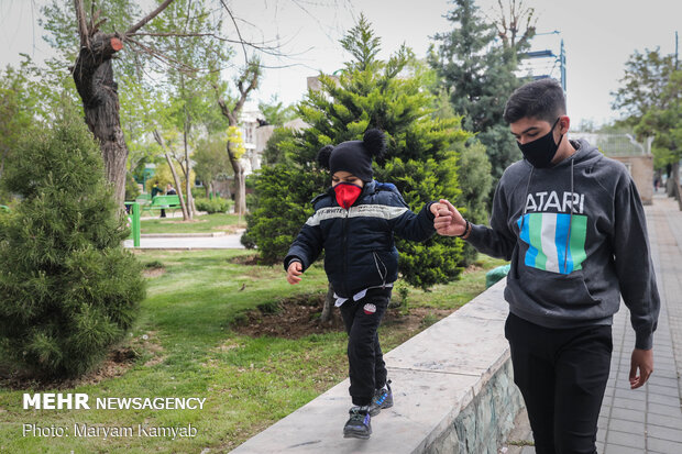 استفاده از ماسک توسط مردم برای جلوگیری از انتقال ویروس