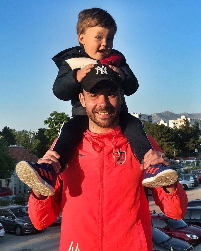 رادو قرنطینه را با لباس پرسپولیس دور زد!/ عکس