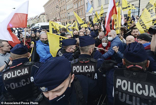 اعتراضات ضد قرنطینه در لهستان به خشونت کشیده شد / عکس