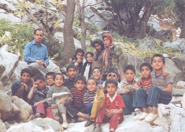 معلمی که 17 سال کوه به کوه دنبال دانش‌آموزان بود؛ این مرد 28 شغل دارد