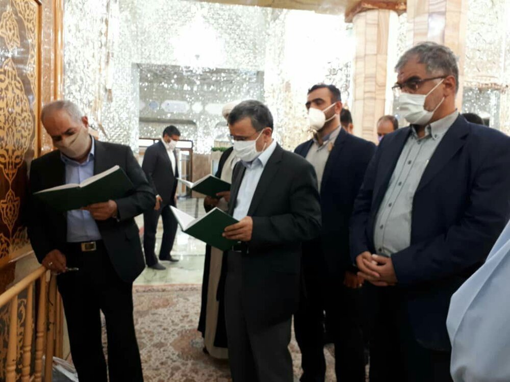 تصاویر حضور متفاوت احمدی نژاد در قم/ رئیس جمهور سابق با ماسک به حرم حضرت معصومه رفت