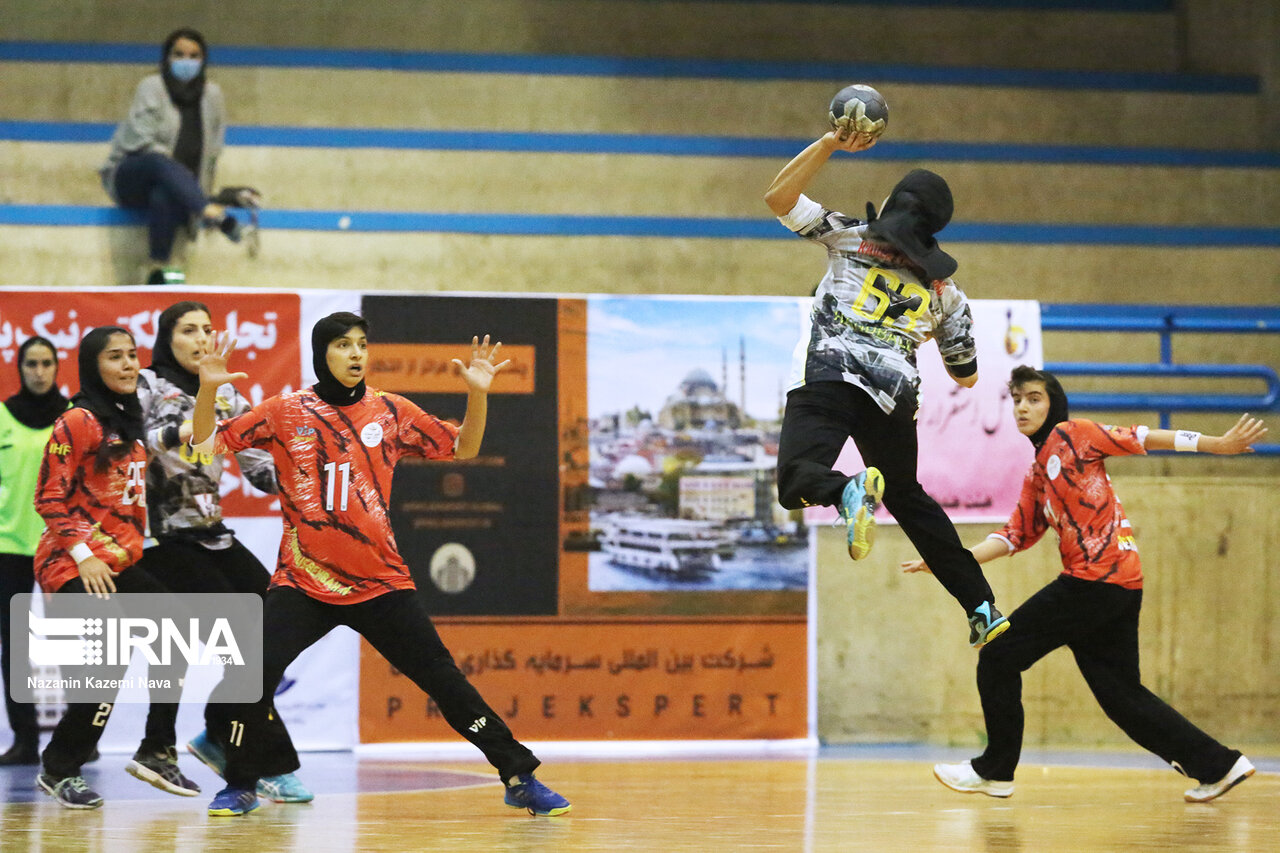تصاویر: دیدار تیم های هندبال پرسپولیس بهبهان و کربنات فیروزآباد