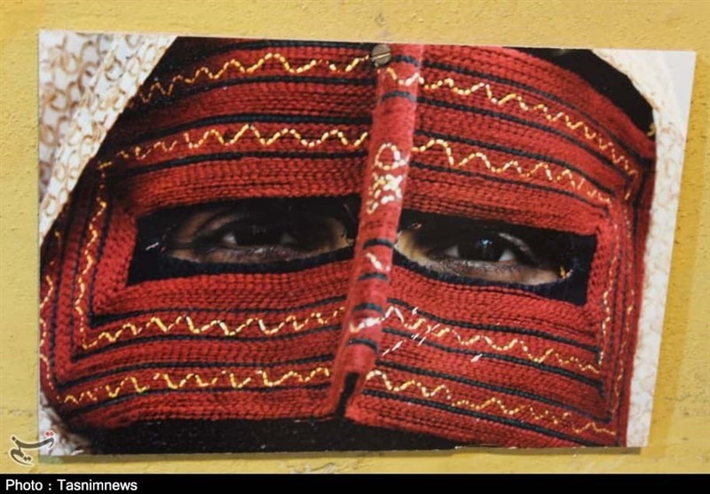 قرار گرفتن خاک‌های رنگی در میان قاب آثار هنری زنان جزیره هرمز