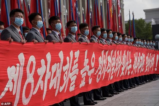راهپیمایی مردم کره شمالی با ماسک بعد از رژه نظامی اخیر