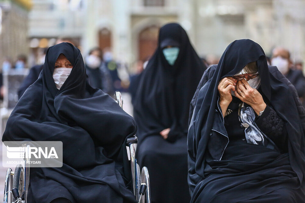 اشک‌های دختر آیت الله هاشمی در فراق پدر/ عکس