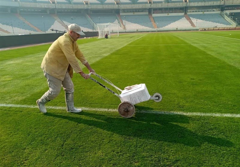  فوتبالی - حاشیه دربی ۹۴ کری‌خوانی و نصب نماد‌های ۲ تیم در ورزشگاه چمن آزادی مهیای دربی شد + تصاویر