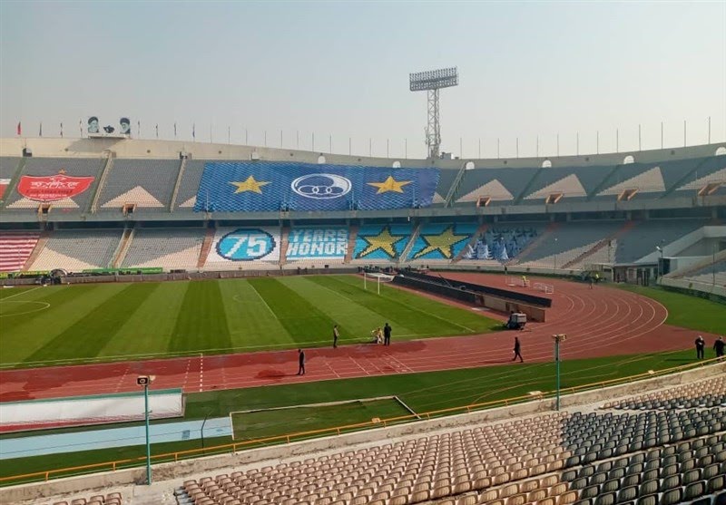  فوتبالی - حاشیه دربی ۹۴ کری‌خوانی و نصب نماد‌های ۲ تیم در ورزشگاه چمن آزادی مهیای دربی شد + تصاویر