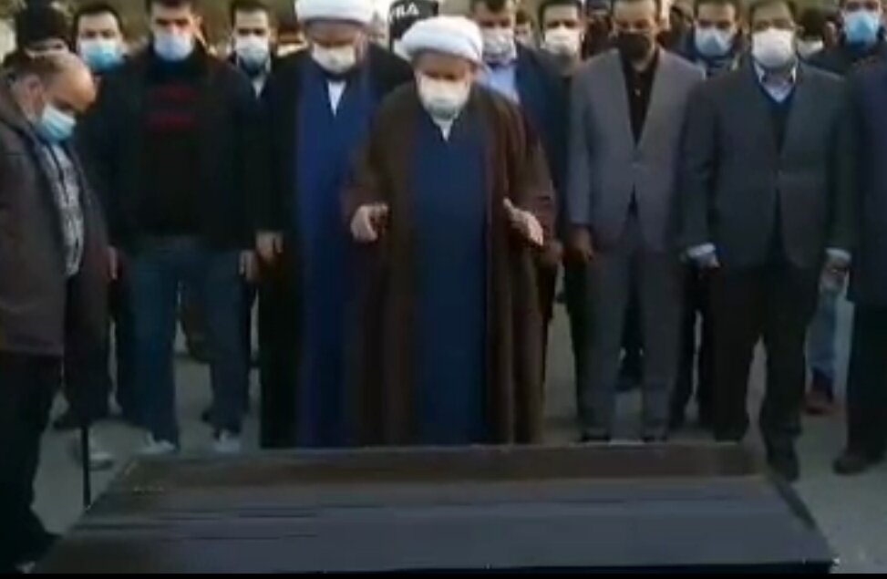مراسم خاکسپاری علی انصاریان/ حضور دایی، کریمی و کاپیتان استقلال/ اقامه نماز به امامت شیخ حسین انصاریان/ عکس