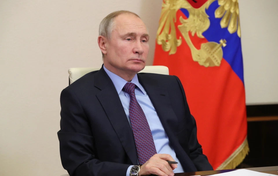 یک دختر نوجوان روسی که گمان می رود دختر مخفی ولادیمیر پوتین رییس جمهور روسیه باشد، همگان را به عشق ورزیدن توصیه کرده است.