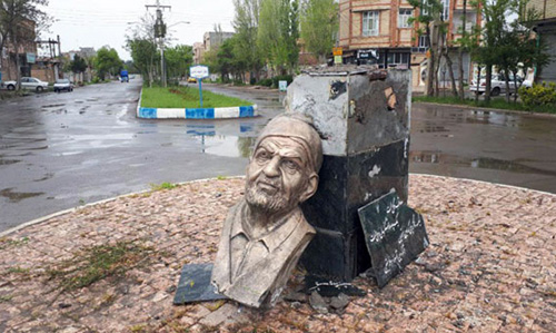 تسری از تندیس مشاهیر به دریچه فاضلاب و گارد ریل