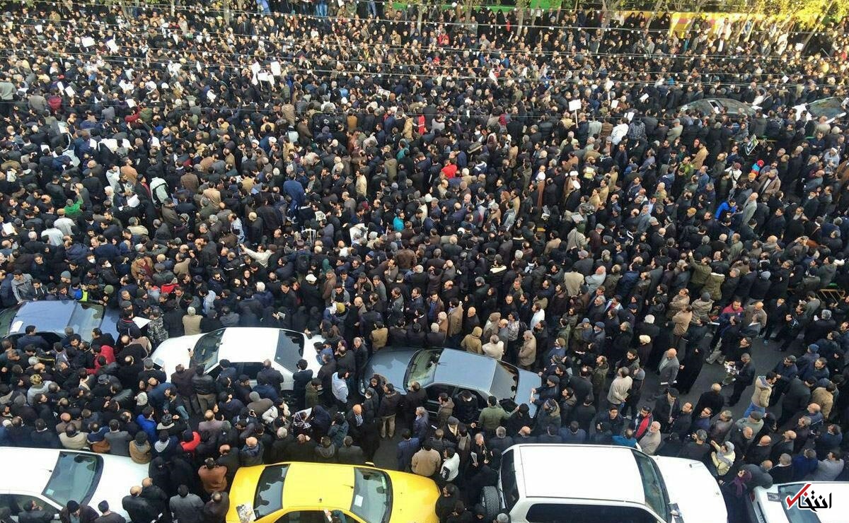 گزارش لحظه به لحظه از مراسم تشییع «آیت الله» +تصاویر / اقامه نماز رهبر معظم انقلاب بر پیکر آیت الله هاشمی / آغاز بدرقه پیکر آیت الله به سمت مرقد امام / چشمان اشکبار مردم