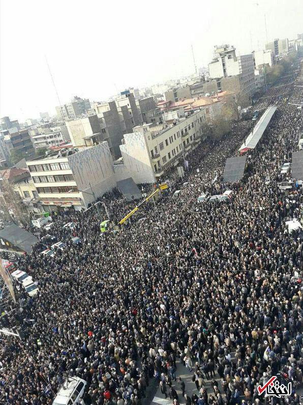 گزارش لحظه به لحظه از مراسم تشییع «آیت الله» +تصاویر / پایان اقامه نماز رهبر معظم انقلاب بر پیکر آیت الله هاشمی / آغاز بدرقه به سمت مرقد امام / چشمان اشکبار مردم / حرکت کند خودروی حامل پیکر «آیت الله» به دلیل جمعیت انبوه