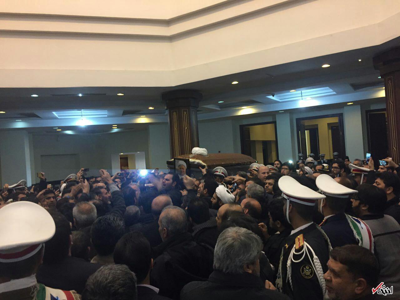 گزارش لحظه به لحظه از مراسم تشییع «آیت الله» +تصاویر / پایان اقامه نماز رهبر معظم انقلاب بر پیکر آیت الله هاشمی / پيكر «آيت الله» وارد حرم امام (ره) شد / چشمان اشکبار مردم / ازدحام مردم در پشت درهای حرم