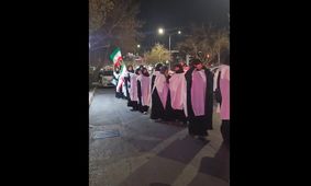 حرکت دسته کفن‌پوش در خیابان هفت‌تیر مشهد | فیلم