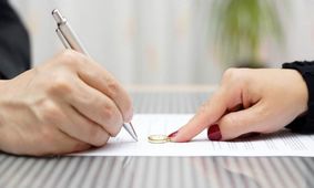 زن در این ۵ مورد می‌تواند غیابی طلاق بگیرد