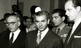 سفر در زمان؛ «محمدرضا پهلوی با تاج و کالسکه» در کاخ گلستان؛ سال 46