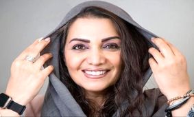 کشف حجاب بازیگر مشهور در کنار مزار پدرش/ ویدئو