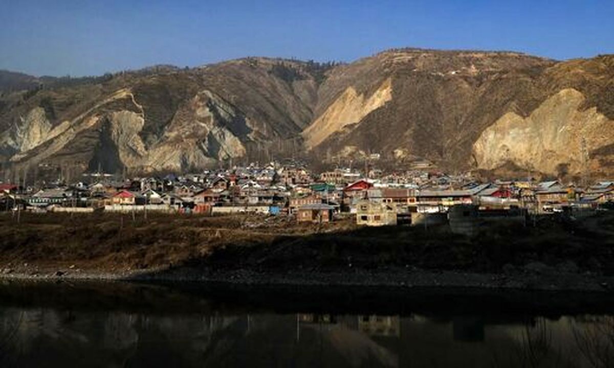 ارزشمندترین سنگ دنیا زیر پای مردم فقیر این روستا