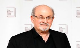 مدیر برنامه «سلمان رشدی»، کوری یک چشم او را تایید کرد


