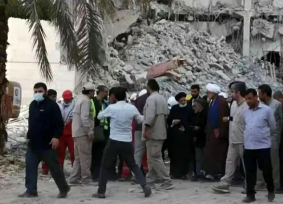 حضور رئیسی در محل حادثه متروپل آبادان/ ویدئو