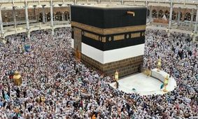 صف زائران برای دوخت پرده جدید خانه خدا/ ویدئو