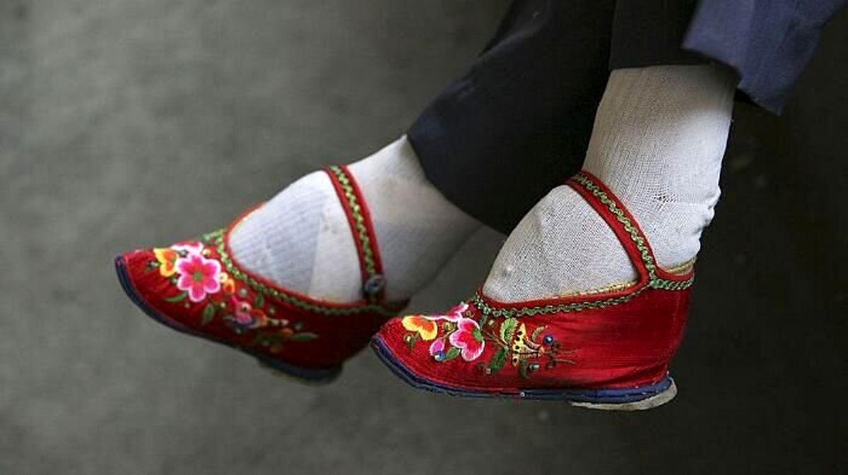 رسم عجیب کوچک کردن پای زنان در چین
