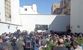 پیکر رضا داودنژاد تشییع شد/ گریه‌های بی‌امان علیرضا داوودنژاد در سوگ فرزندش/ ویدئو