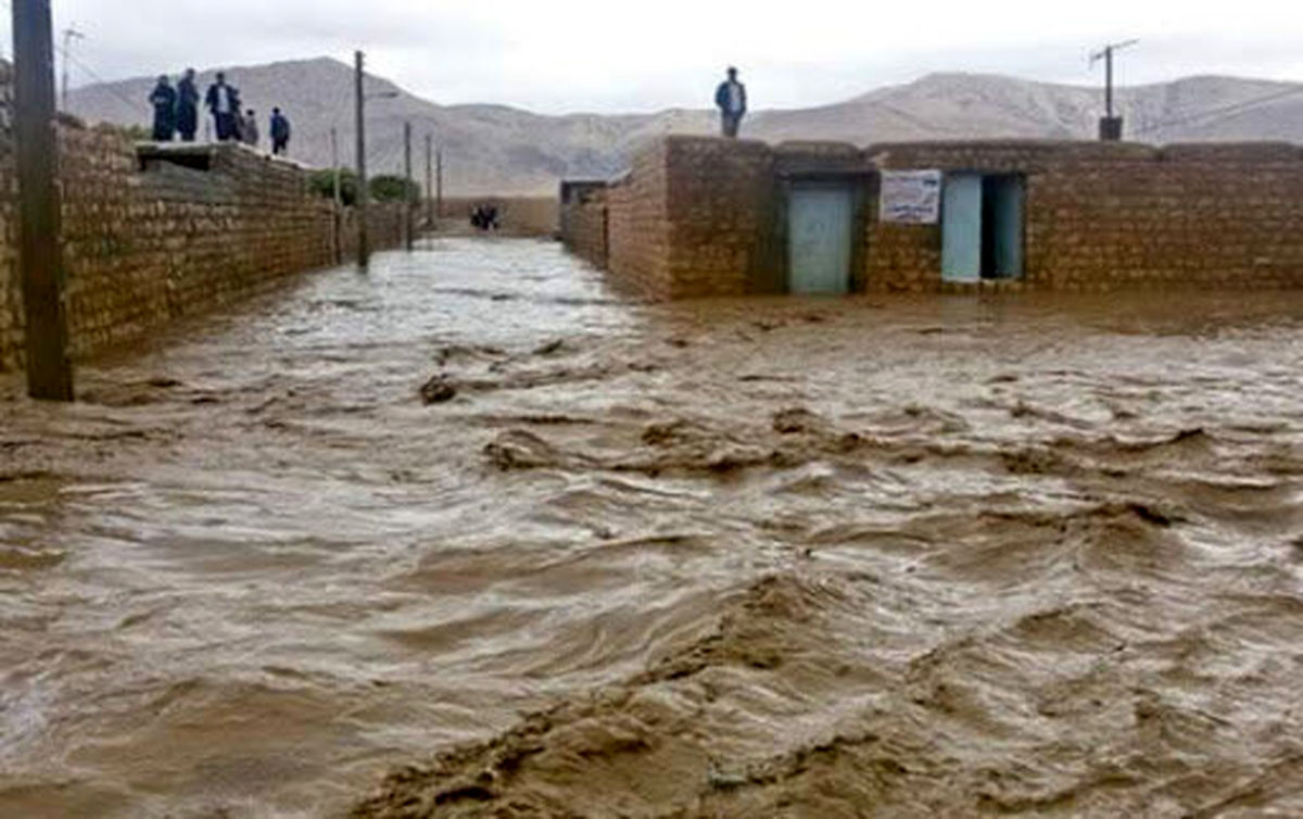 محبوس شدن ۱۰ نفر در خودروی سنگین گرفتار در سیل تنگه