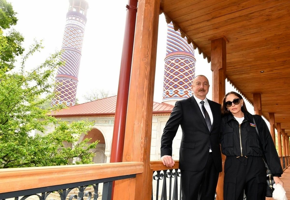 حجاب همسر و دختران علی‌اف در افتتاح مسجد تاریخی شوشا