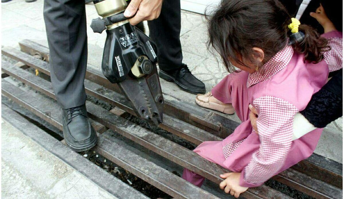 گیر کردن پای دختر بچه ۴ ساله در محافظ فلزی جوی آب