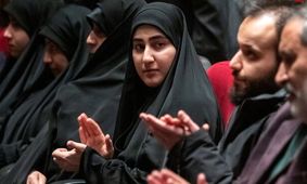 سفر به تاریخ؛ «زینب، دختر سردار سلیمانی» در حال گفتگو با «ژاله صامتی» در یک مراسم 