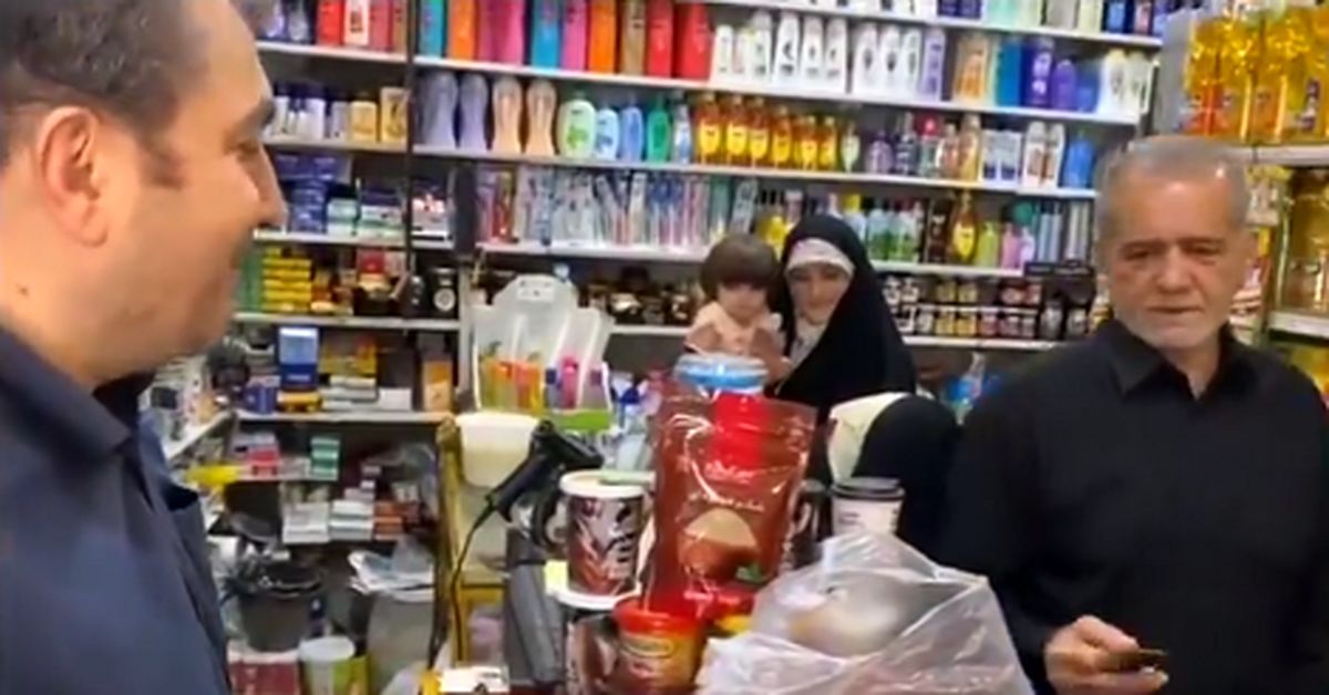 خرید از یک سوپرمارکت در تهران توسط پزشکیان به همراه نوه‌هایش/ ویدئو

