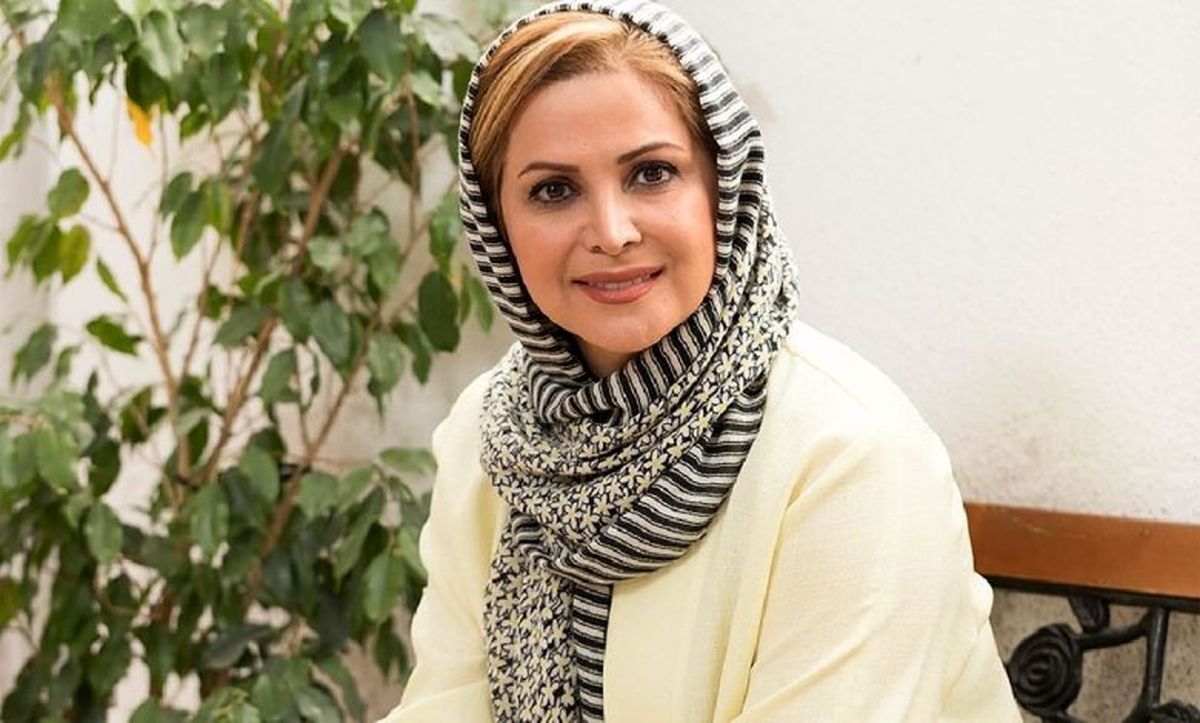 استایل زمستانی و شیک کمند امیر سلیمانی در افتتاحیه یک نمایشگاه نقاشی 