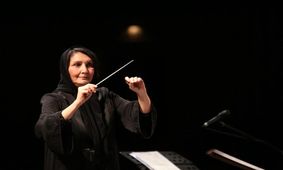 تنها زن رهبر ارکستر ایران در حضور تماشاگران روی صحنه رفت/ عکس
