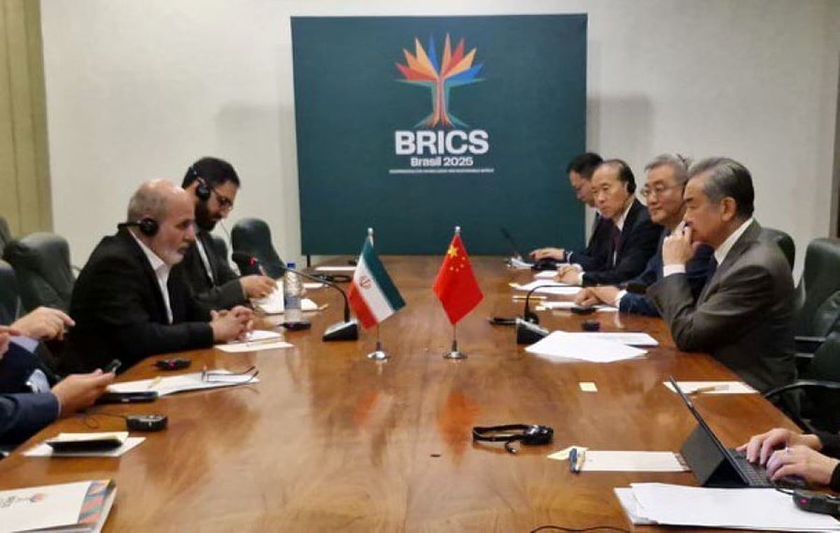احمدیان: ایران متحدان راهبردی خود را در جریان مذاکرات با آمریکا قرار می‌دهد/ ویدئو