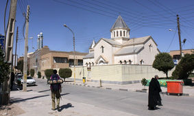 همسایگی جالب کلیسا و مسجد در شهر آبادان
