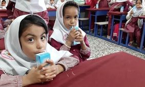 انتقاد وزارت بهداشت از پیشنهاد حذف بودجه شیر مدارس؛ خطر تشدید کوتاه‌ قدی در کودکان