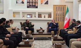 حضور فرماندهان الحشد الشعبی در کنسولگری ایران در بصره برای تسلیت شهادت رهبر انقلاب/ تصاویر